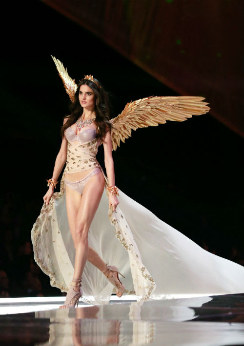 El desfile tuvo representación española con la modelo Blanca Padilla, quien lució sus alas por segunda ocasión, esta vez doradas al estilo de una diosa griega. (EFE/ Sherwin)