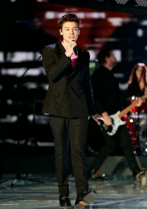El cantante británico Harry Styles tuvo uno de los momentos musicales para los que se había anunciado a Katy Perry, quien no pudo estar por problemas de visa. (EFE/ Sherwin)