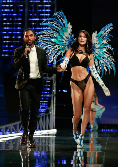 La modelo estadounidense Bella Hadid presenta una creación de Victoria's Secret junto al cantante estadounidense Miguel, durante el desfile en el que la gran ausente fue su hermana Gigi. (EFE/ Sherwin)