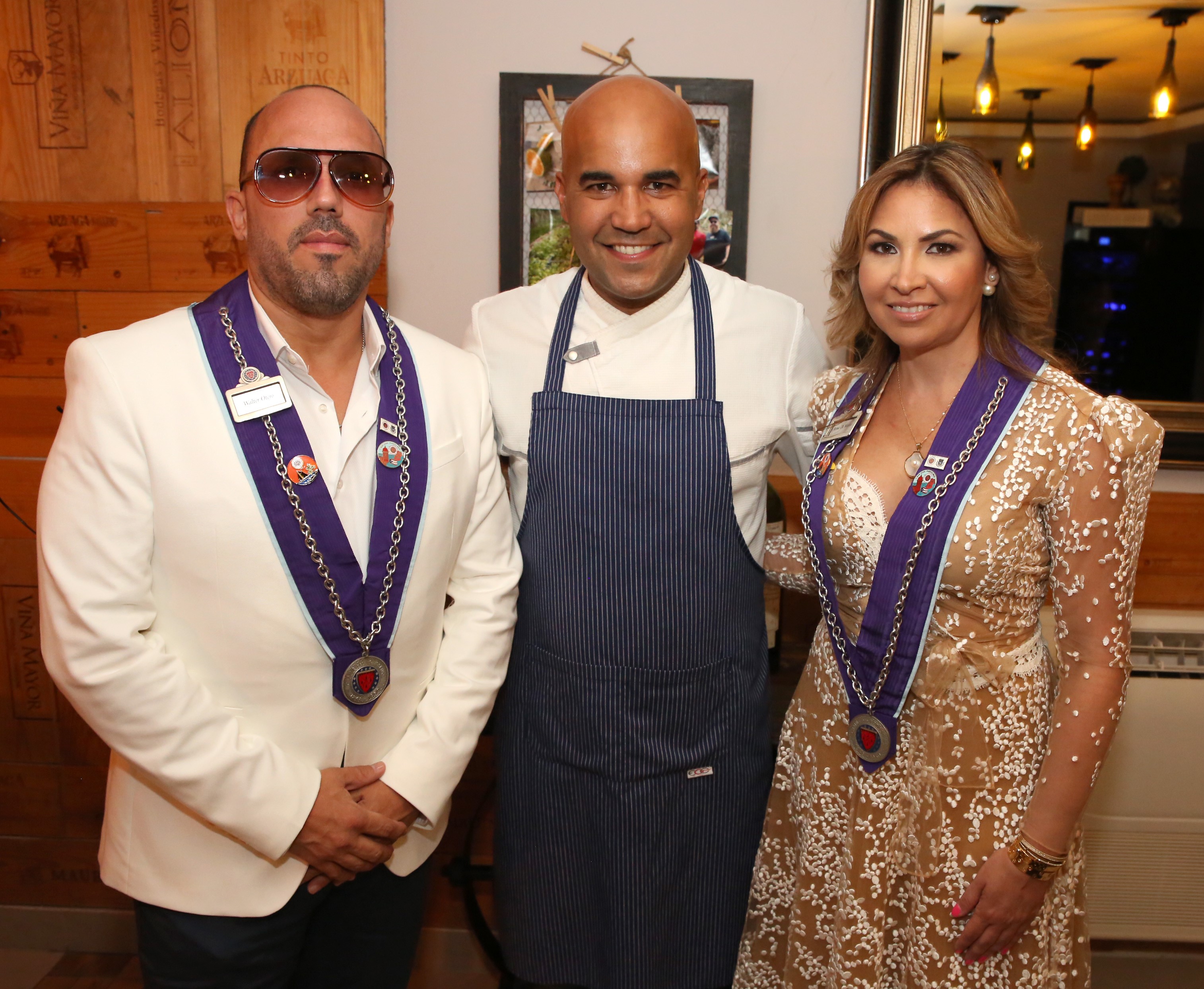 Walter Otero y Anna Di Marco, anfitriones de la velada, junto al chef Piñeiro. Foto suministrada.