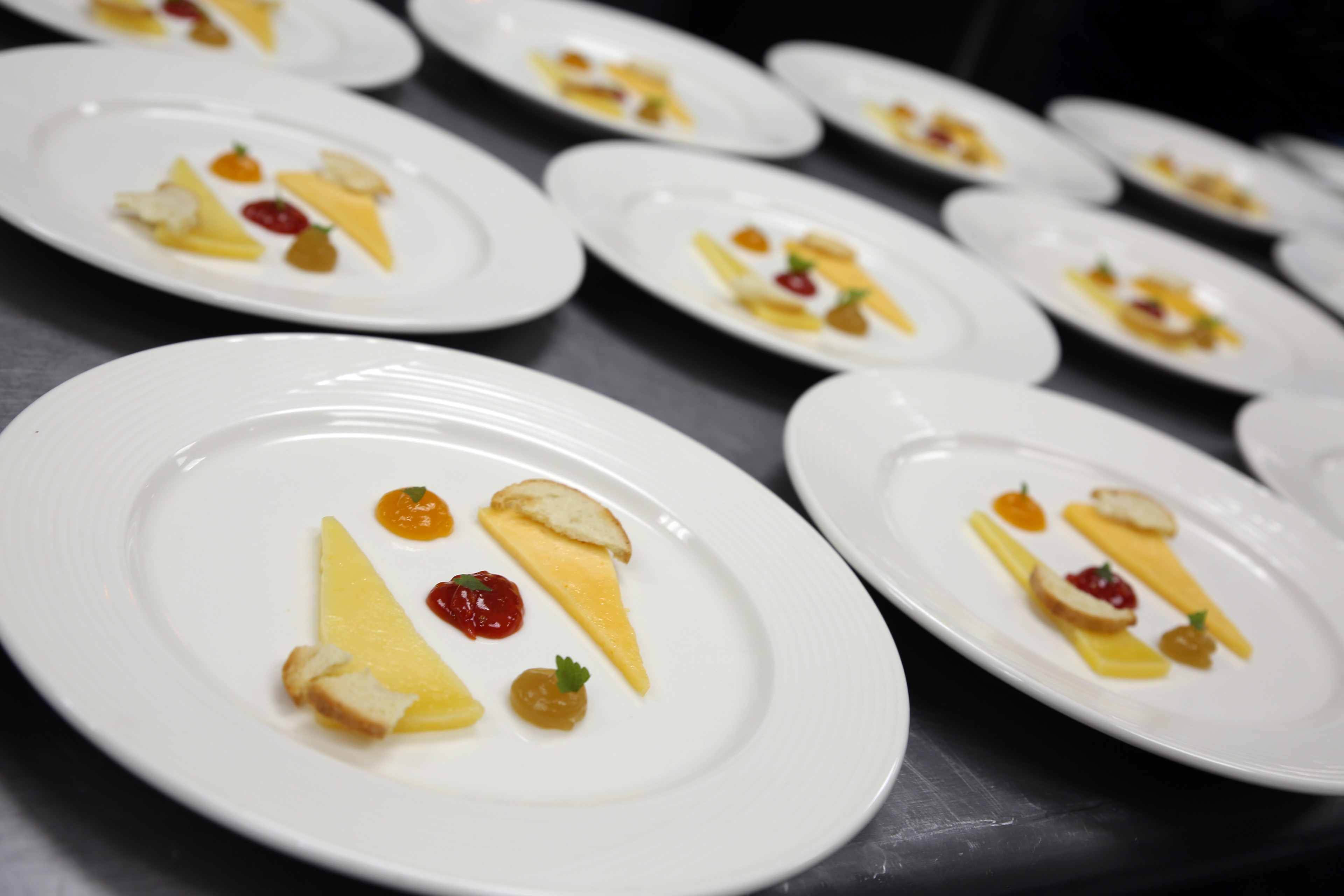 Dúo de queso puertorriqueño con jalea de tomate, con papaya y mango. Foto suministrada.