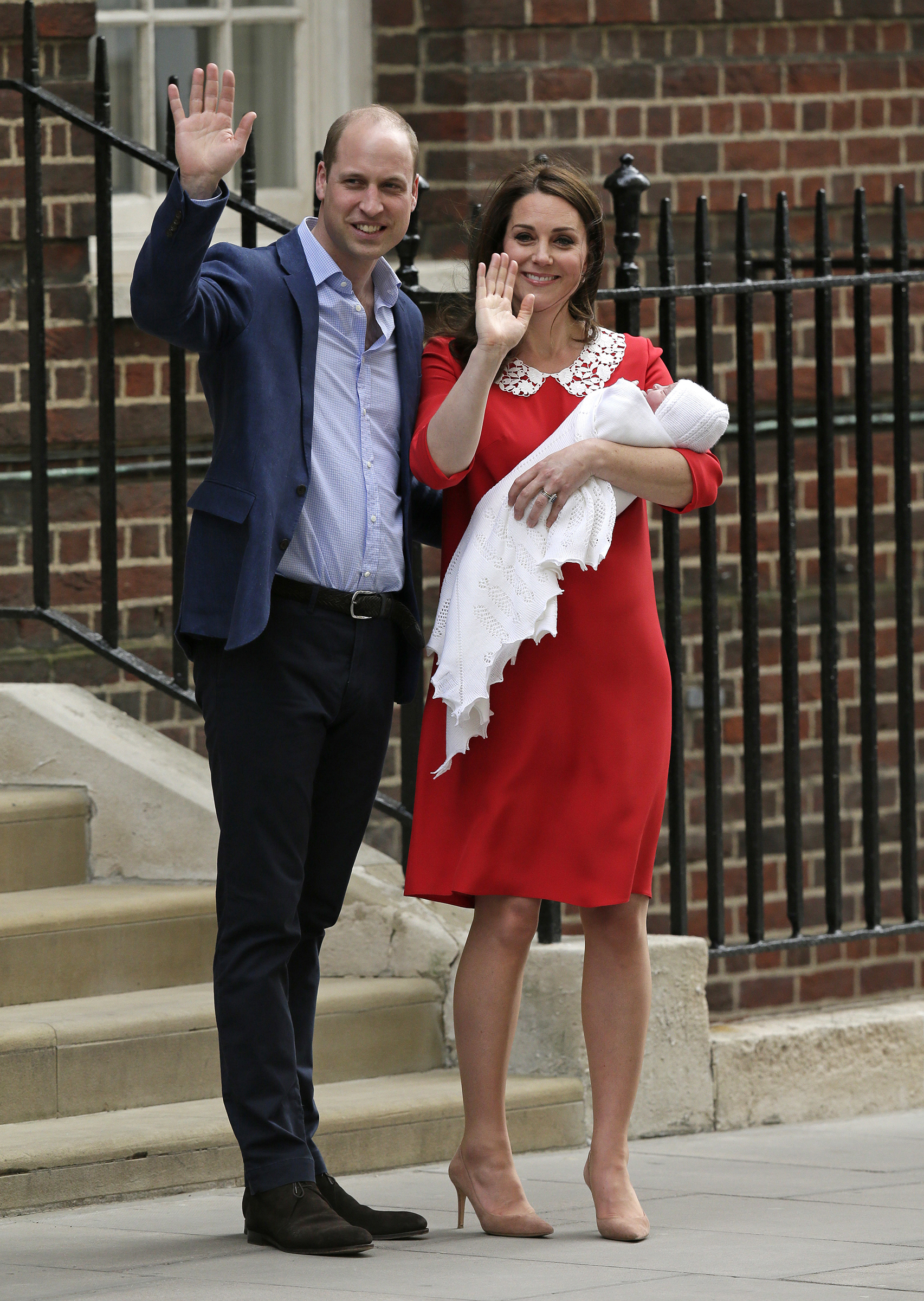 El duque y la duquesa de Cambridge presentaron el 23 de abril del 2018 a su tercer hijo, Luis, el quinto heredero en línea de sucesión de la corona británica. (Archivo)