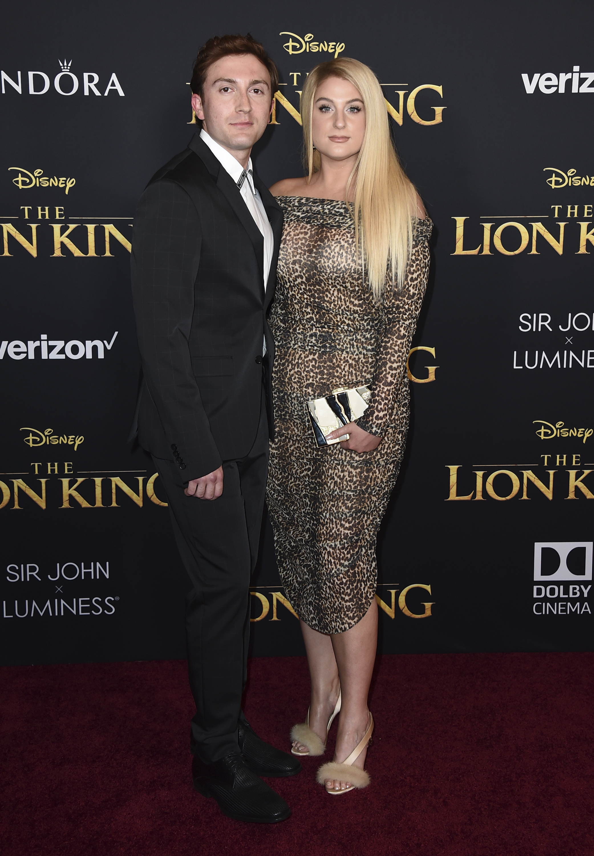 En un "print" de leopardo, Meghan Trainor, asiste junto a Daryl Sabara a la alfombra roja del filme. (AP)