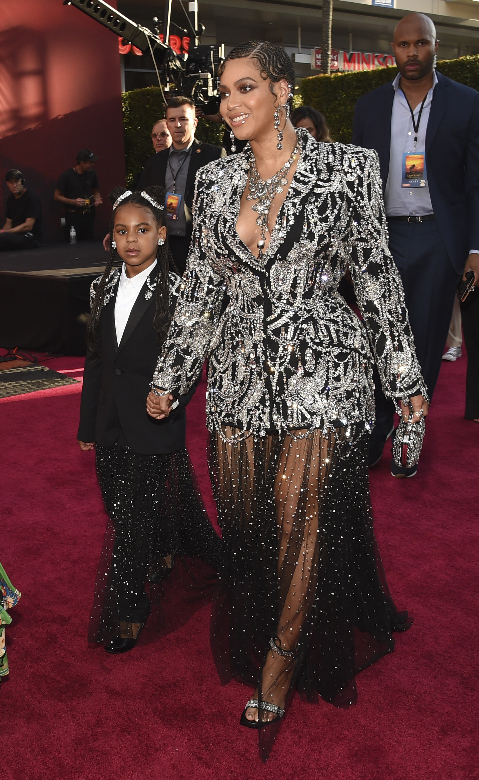 Con un vestido de Alexander McQueen repleto de brillos, Beyoncé acompañada de su hija Blue Ivy Carter, reinó en la alfombra roja frente al Dolby Theater. (AP)