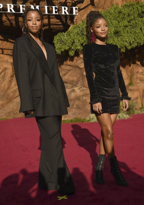 Chloe Bailey (izquierda), y la nueva actriz de la nueva versión de "Ariel", Halle Bailey (Derecha), llegan al estreno del éxito de Disney. (AP)