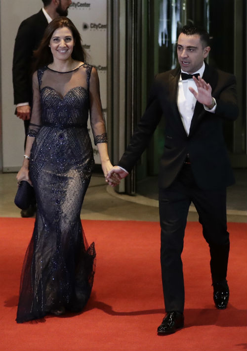 El jugador del Barcelona Xavier Hernández junto a su esposa Nuria Cunillera. (AP Photo/Victor R. Caivano)