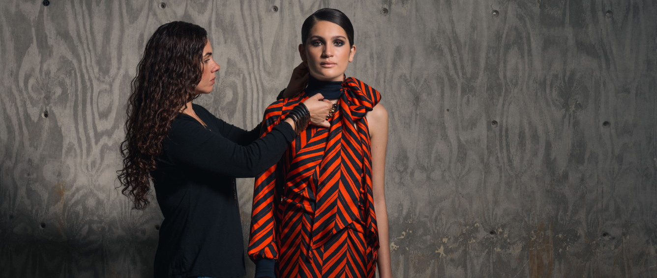 La diseñadora Miriam Budet da los toques finales al "styling" de la sesión de fotos.