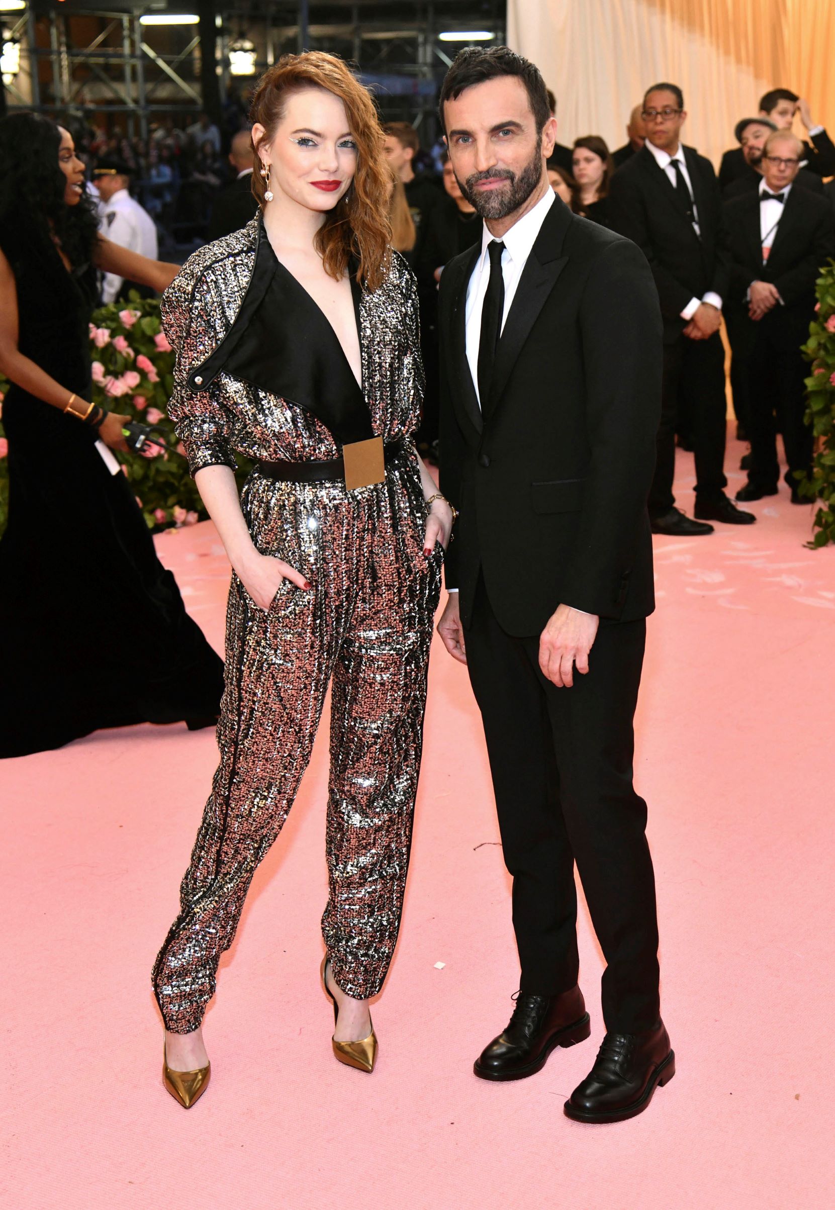 La actriz Emma Stone y el diseñador Nicolas Ghesquiere. (AP)