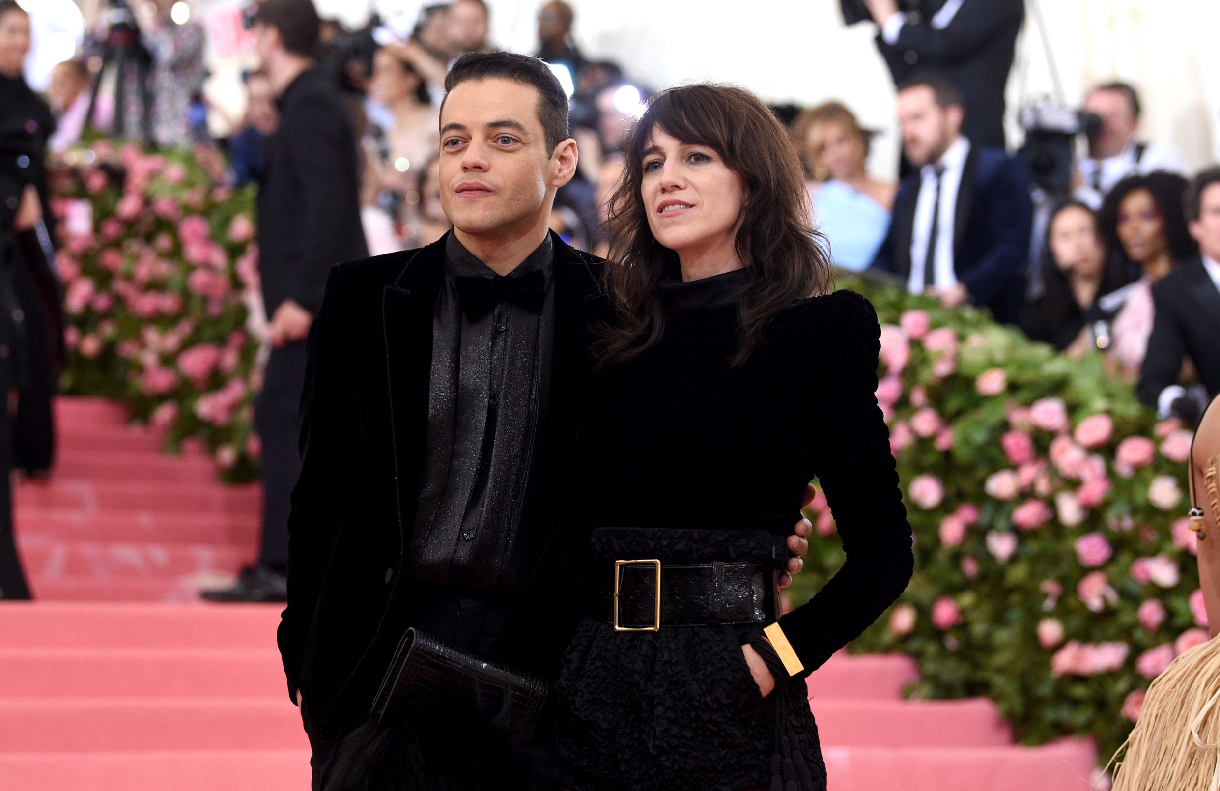 El actor Rami Malek y la diseñadora Charlotte Gainsbourg. (AP)