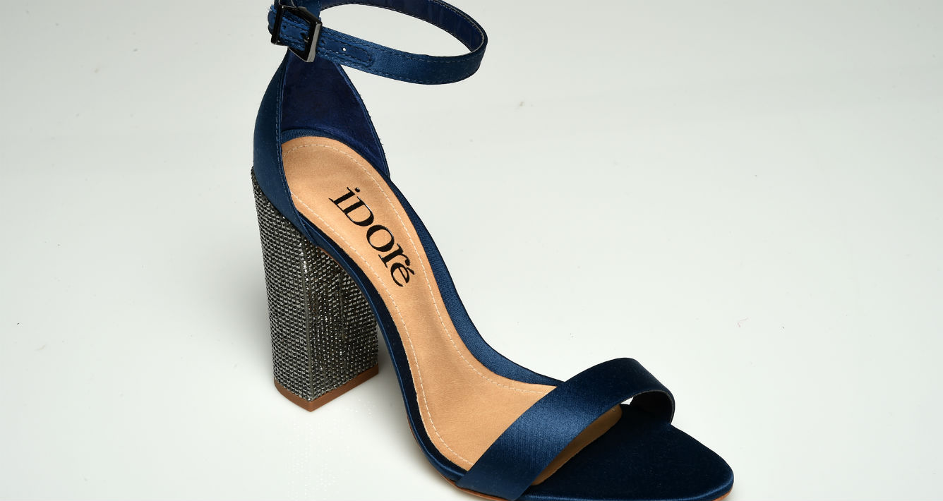 Zapato de taco ancho con detalles en brillo de Galería. (andre.kang@gfrmedia.com)