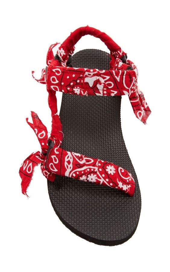 Trabajadas a mano, decoradas con retazos de bandanas “vintage” y de inspiración hippie, las sandalias Arizona Love, hechas en Francia, son el “hot item” del verano. (Suministrada)