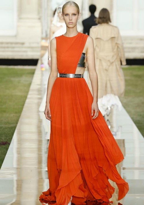 La elegancia personificada en la colección Givenchy “Haute Couture”, Invierno 2018-19. Un tributo al legado de su fundador Hubert de Givenchy, por la actual diseñadora de la firma, la inglesa Clare Waight-Keller. (Foto Suministrada)