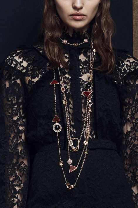 El “layering” en cadenas y collares, los detalles de “charms” que tanto se vieron en el verano continúan en otoño. No te limites a cadenas solas, añade dijes, perlas y piedras. Zuhair Murad (WGSN)