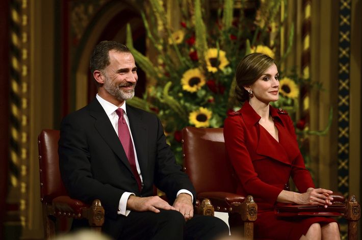 Más adelante, la Reina seleccionó un vestido de Burberry color vino. (Prensa Asociada)