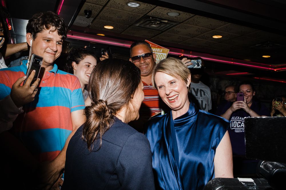 Ocasio junto a Cynthia Nixon, conocida por su rol en la serie “Sex and the City” que presentó su candidatura a la gobernación de Nueva York, la endosó y juntas hicieron campaña. Aunque Nixon perdió, Ocasio se volvió símbolo de una camada de mujeres que este año presentaron sus candidaturas. (Foto: Suministrada/COREYTORPIE)