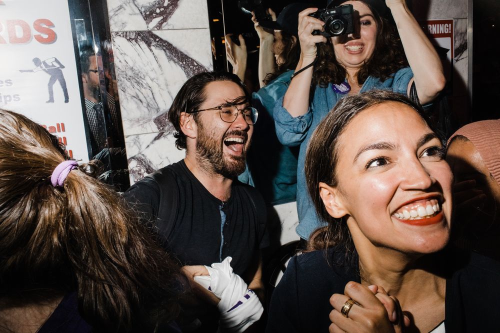 Durante la celebración de su victoria en las primarias congresionales en Nueva York, donde venció con un 57% de los votos sobre el demócrata Joseph Crowley. (Foto: Suministrada/COREYTORPIE)