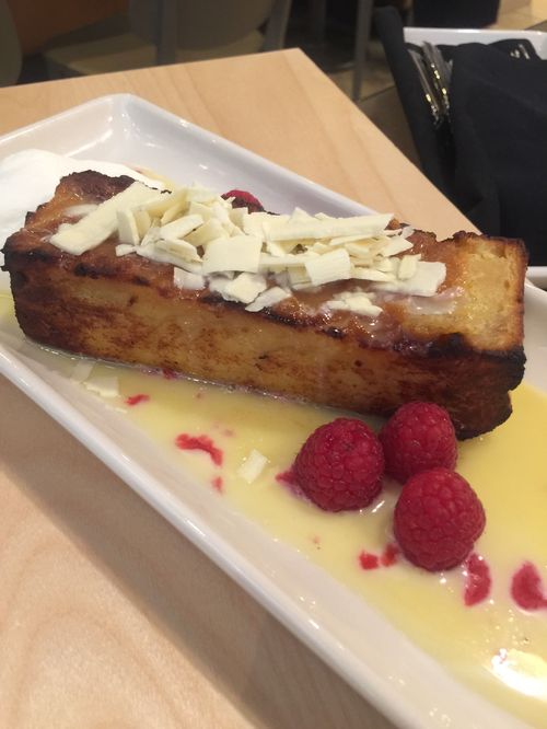 El budín de pan y chocolate blanco, delicia que no se debe perder, según recomienda el chef.