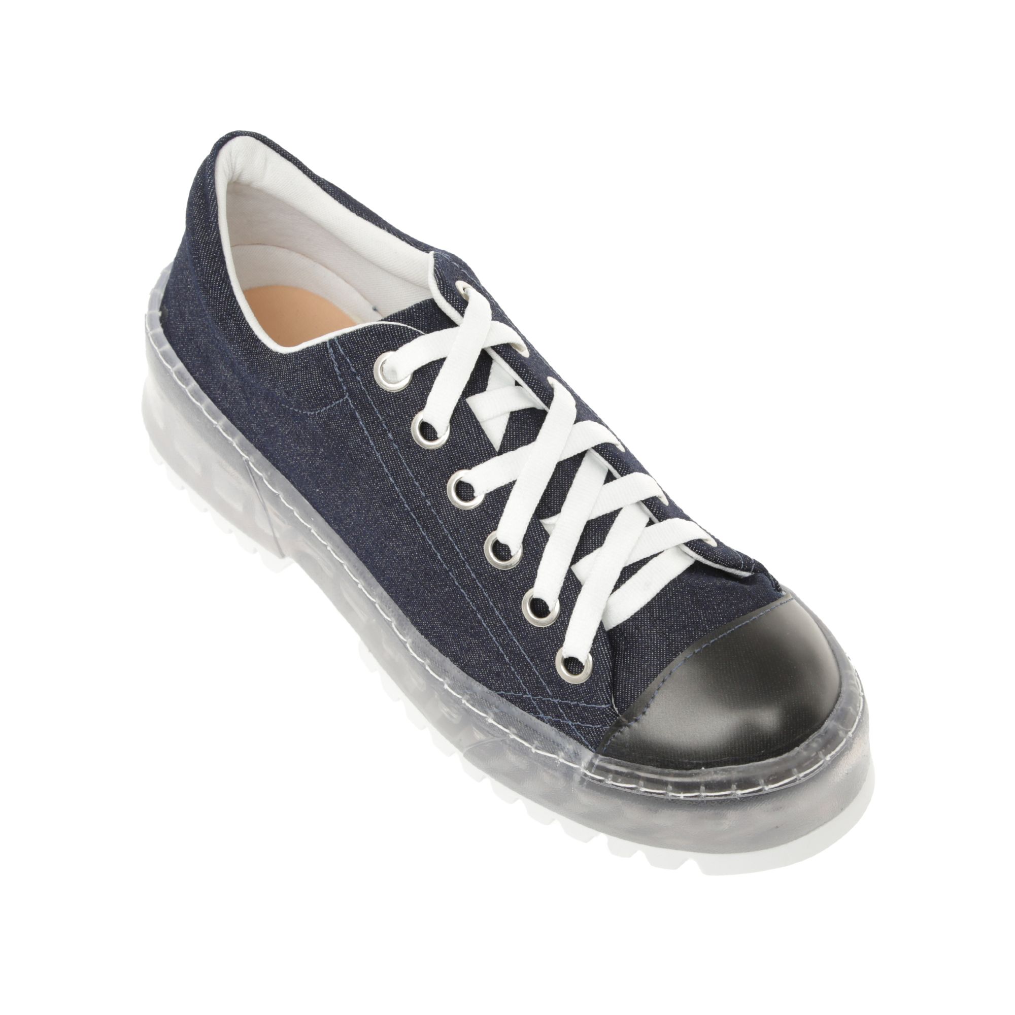 Tenis con suela transparente, disponible en Novus. (Suministrada)