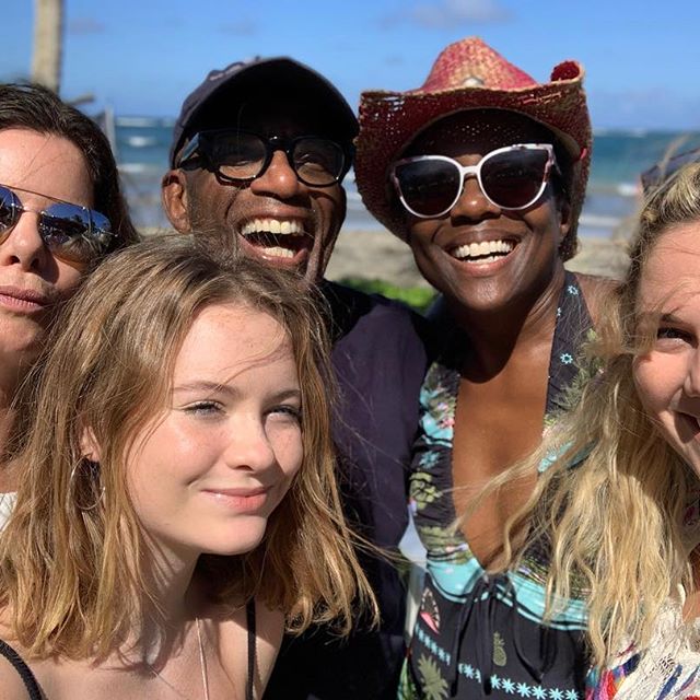 Marcia Gay Harden y su familia junto a Al Roker y familia.