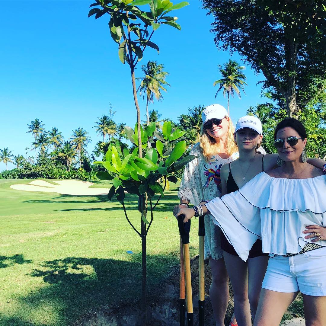 Marcia Gay Harden plantó un árbol en los terrenos del Dorado Beach A Ritz Carlton Reserve junto a sus hijas.