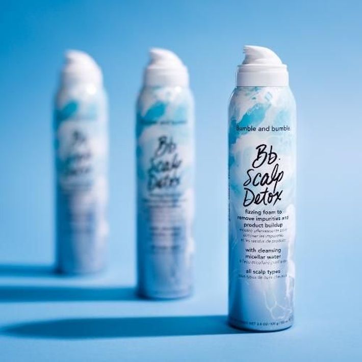 Scalp Detox de Bumble & Bumble emplea la misma tecnología micelar que los limpiadores faciales y contiene ácido salicílico. Foto WGSN