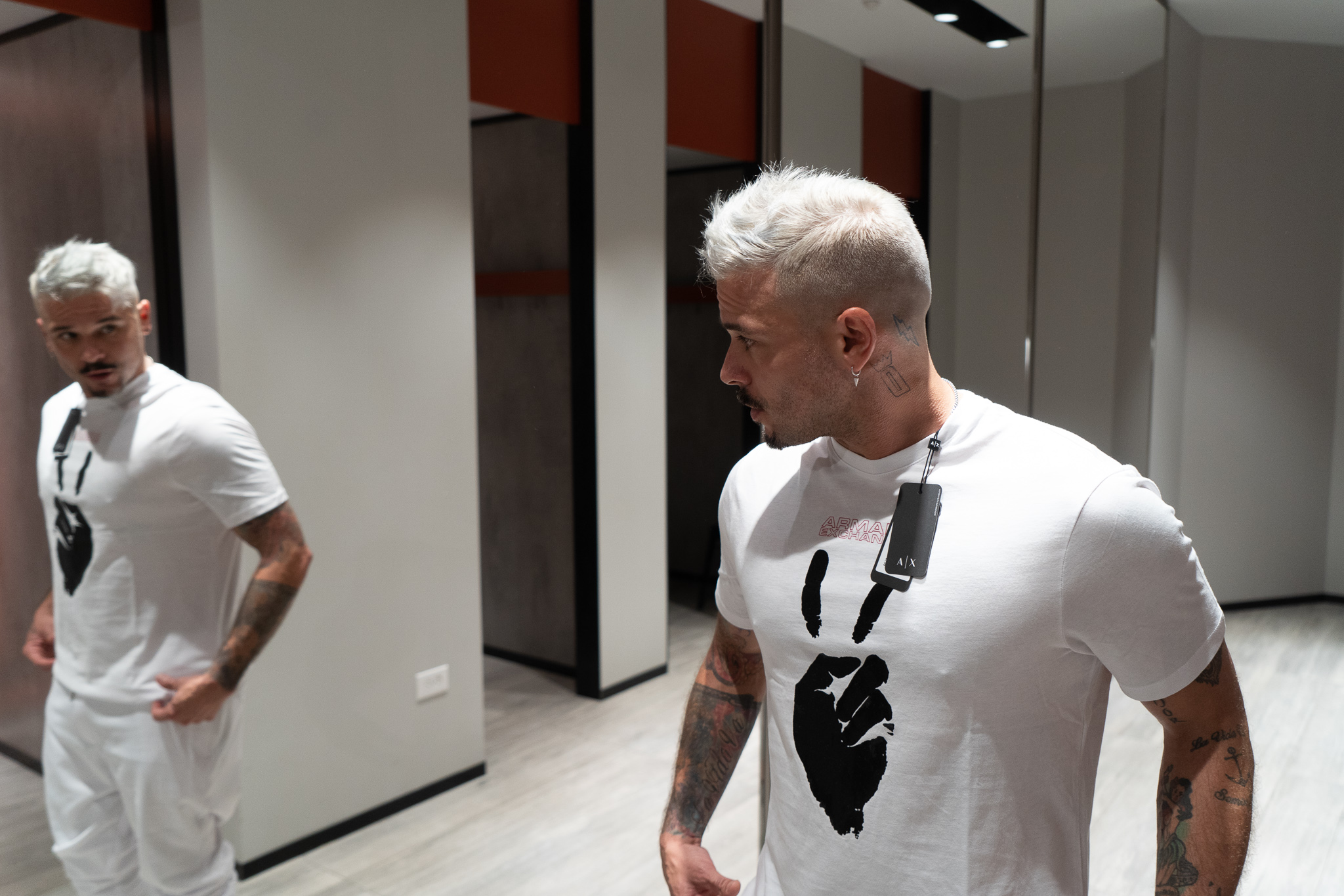 El artista inició la velada con un "outfit" de Armani Exchange. (Suministrada)