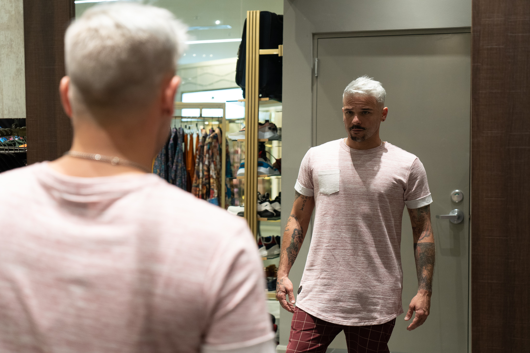 El artista concluyó el "show" con una combinación de piezas de Zafiro y Hugo Boss. (Suministrada)