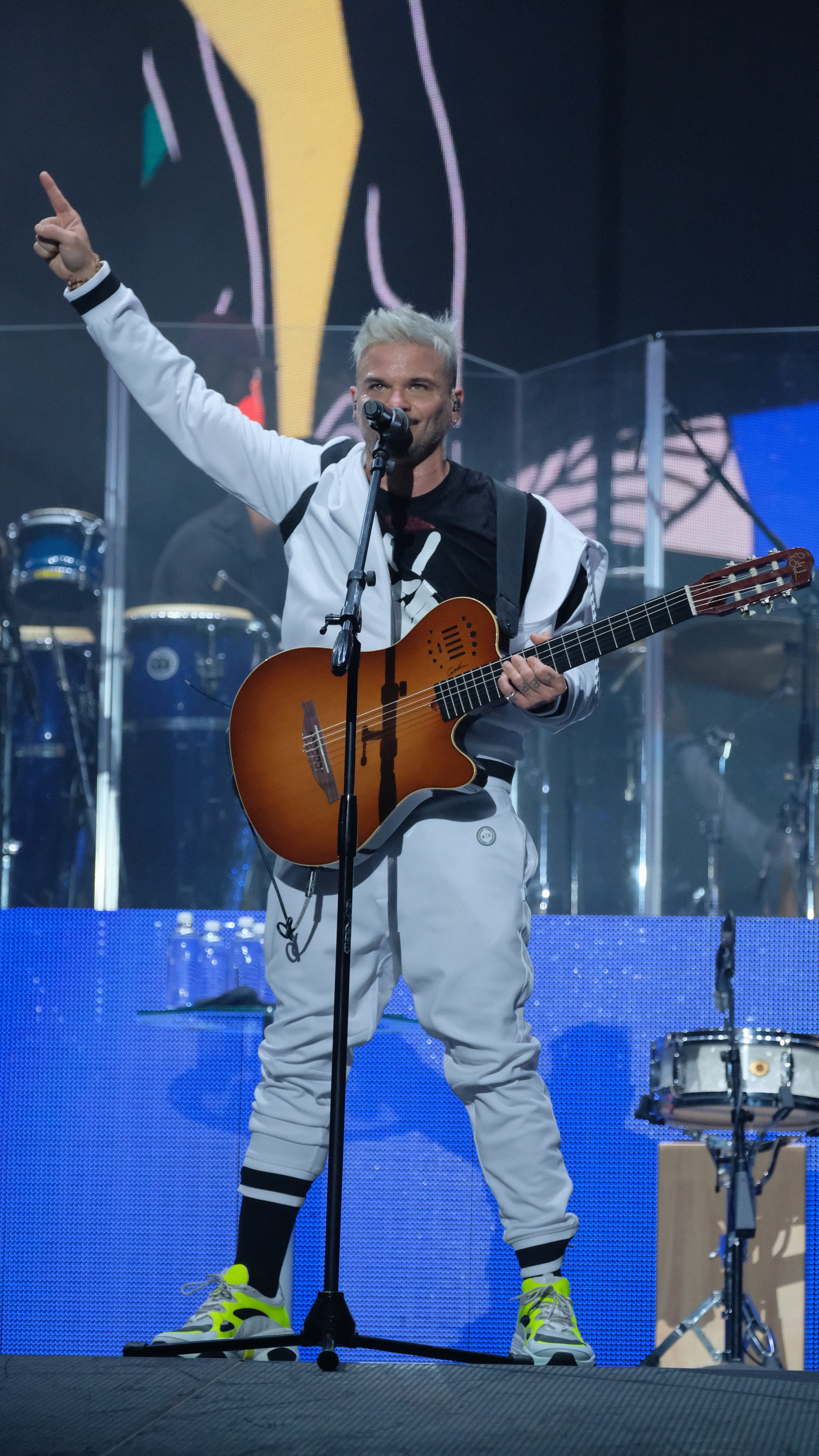 Pedro Capó se presentó ante su público con un conjunto de “bomber jacket” con capucha y pantalón blanco estilo jogger en color blanco con detalles negros. (Suministrada)