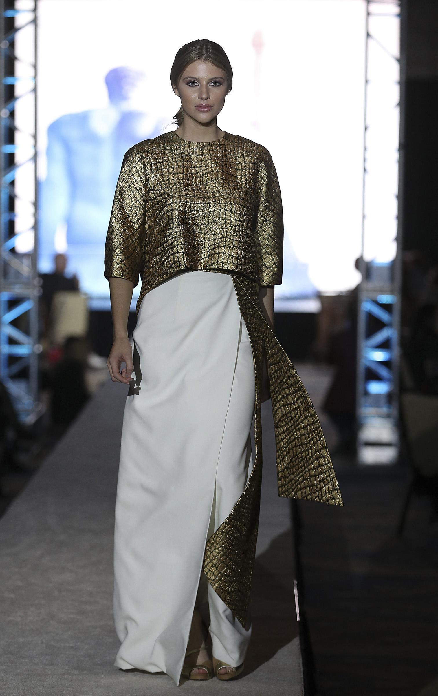 Durante el desfile de Reinaldo Álvarez, Anderson modeló un conjunto de blusa dorada y falda blanca. (Vanessa Serra)