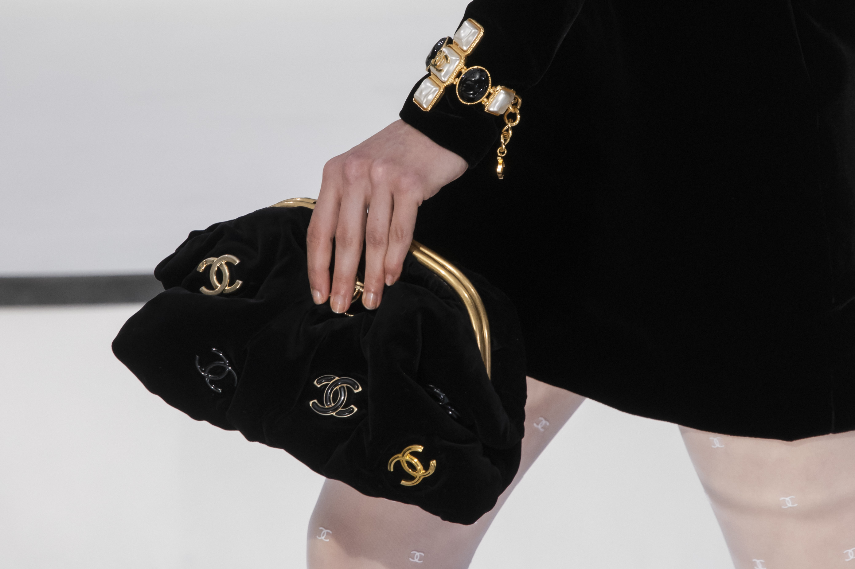 Un clásico en el clóset de muchas mujeres es la cartera Chanel negra con el monograma dorado. (WGSN)