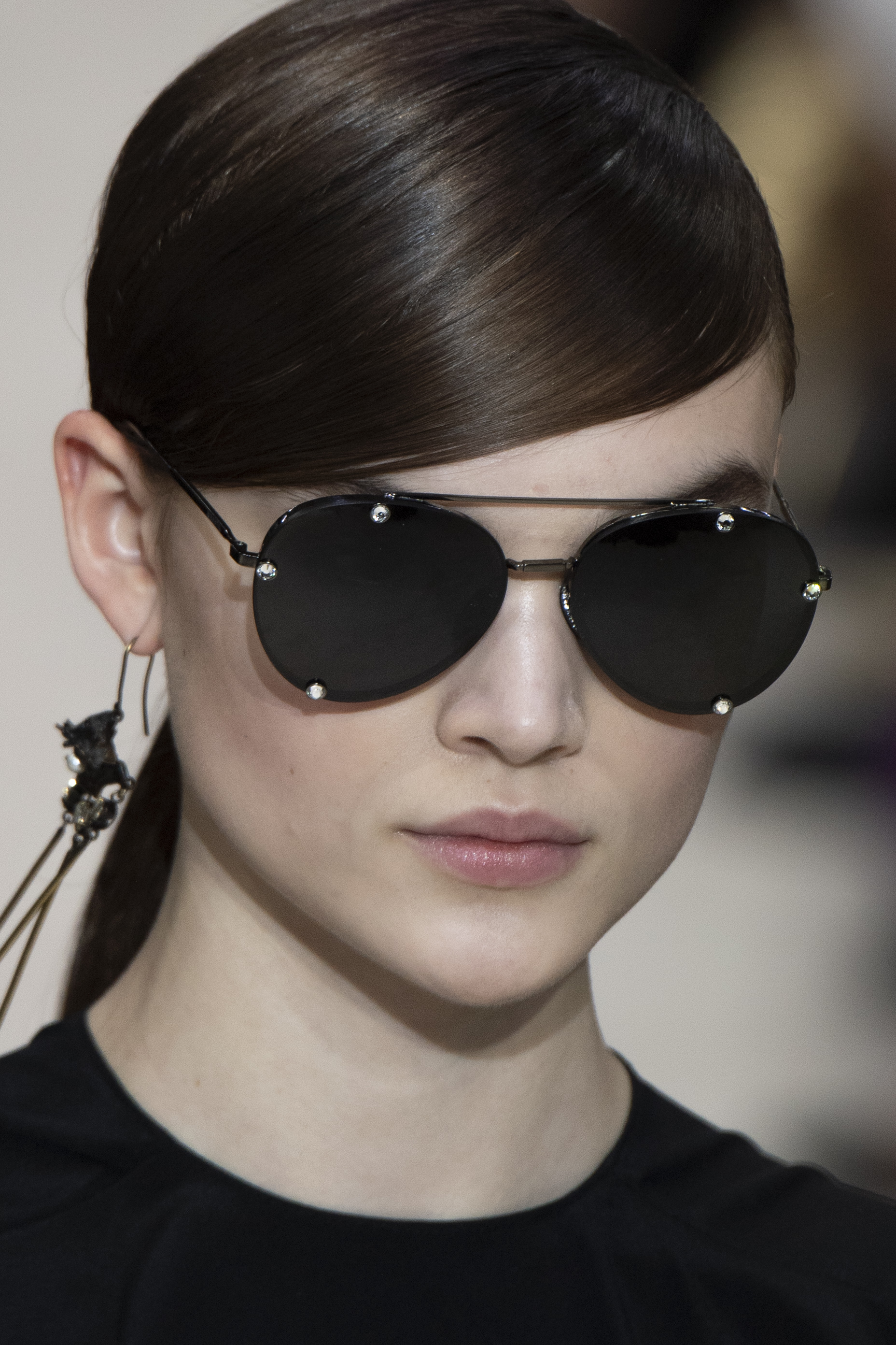 No importa la temporada, un par de gafas oscuras siempre son una buena compra. Este modelo aviador fue presentado en la pasarela de otoño-invierno 2020 de Valentino. (WGSN)