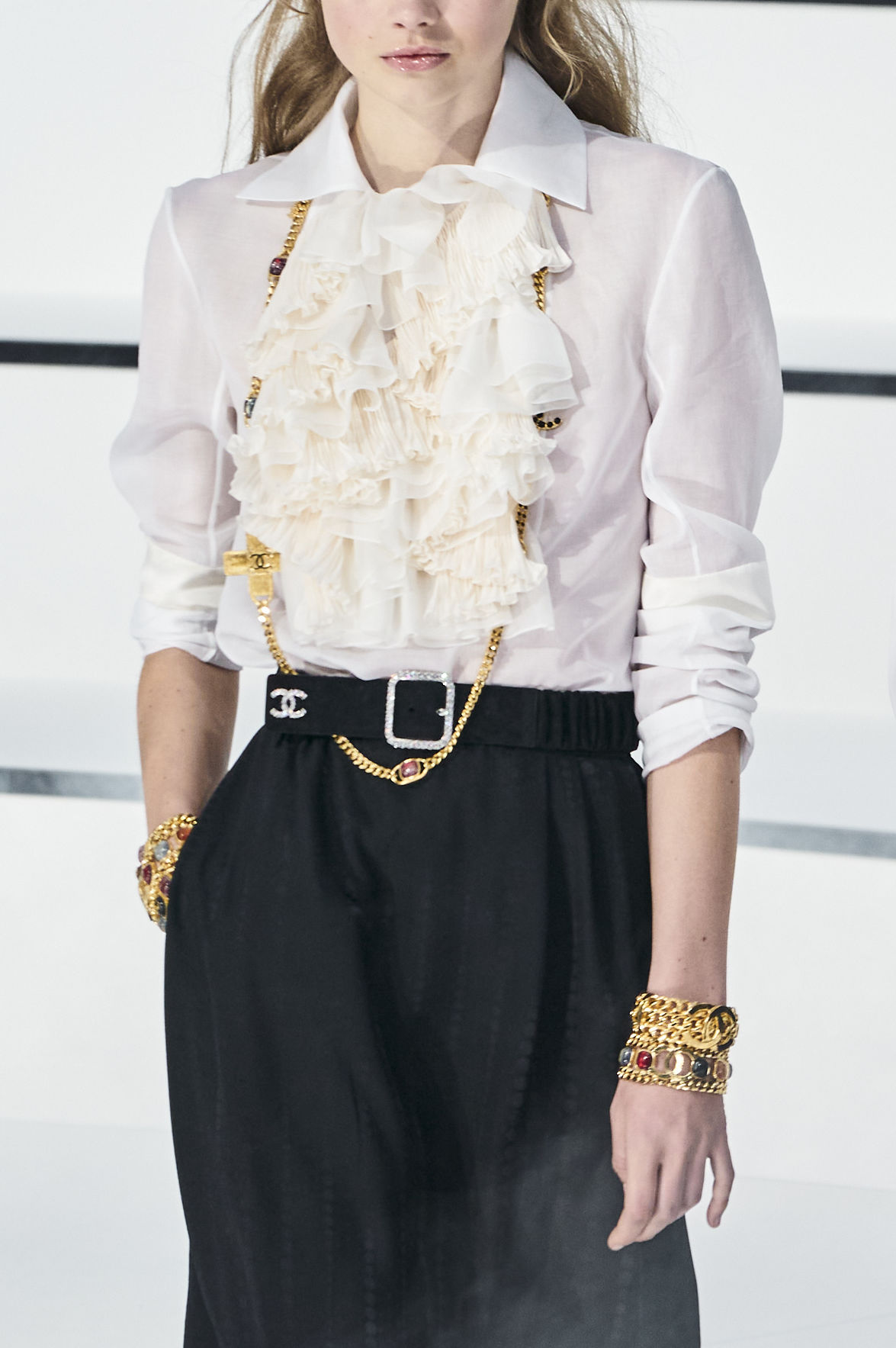 La camisa blanca es una pieza atemporal y necesaria en el closet de toda mujer. Este modelo con detalle de volantes fue presentado en la pasarela de Chanel. (WGSN)