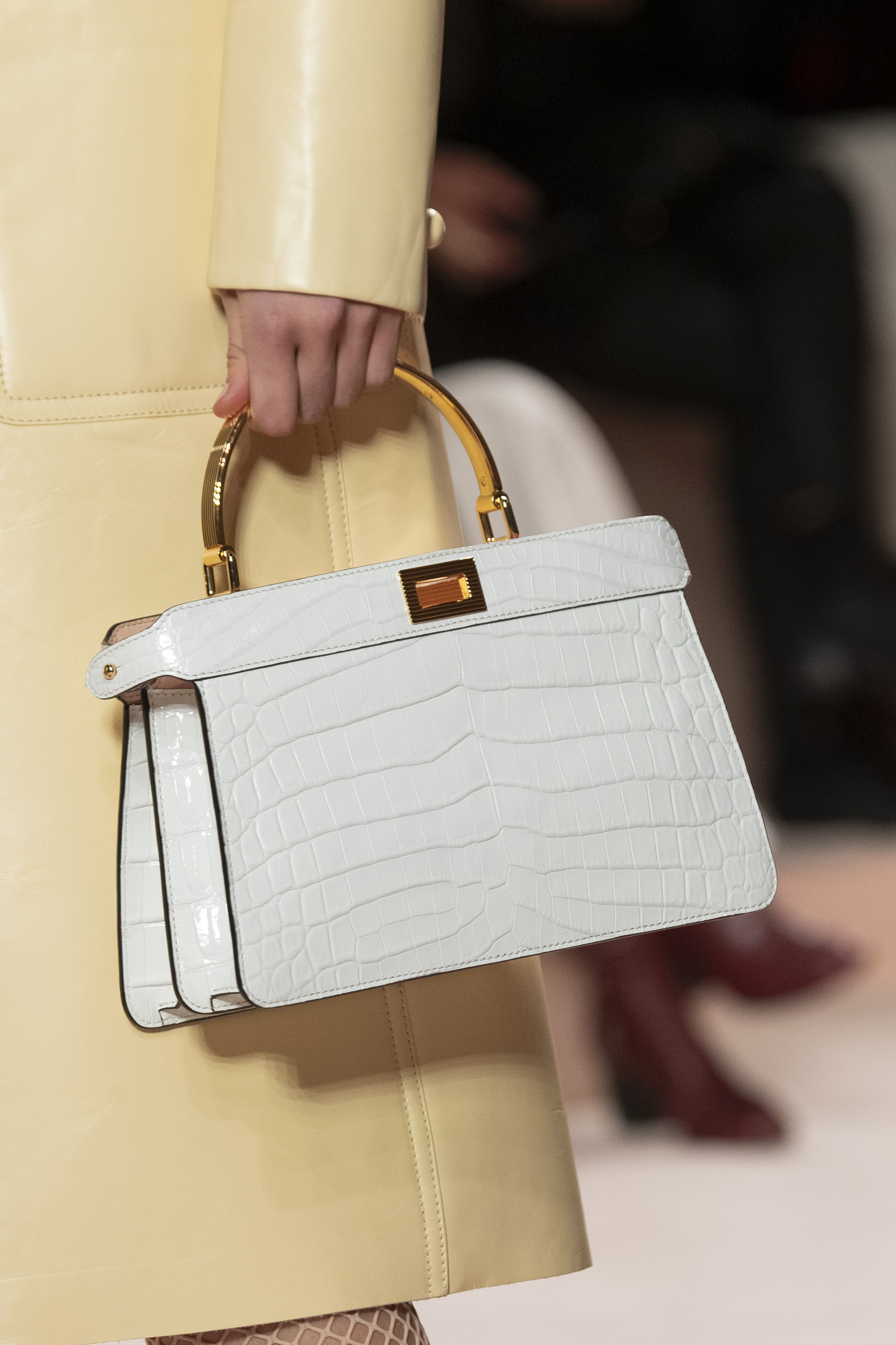 El otoño impone el estilo de cartera pequeña y de líneas definidas, como este modelo en blanco y dorado de Fendi. (WGSN)