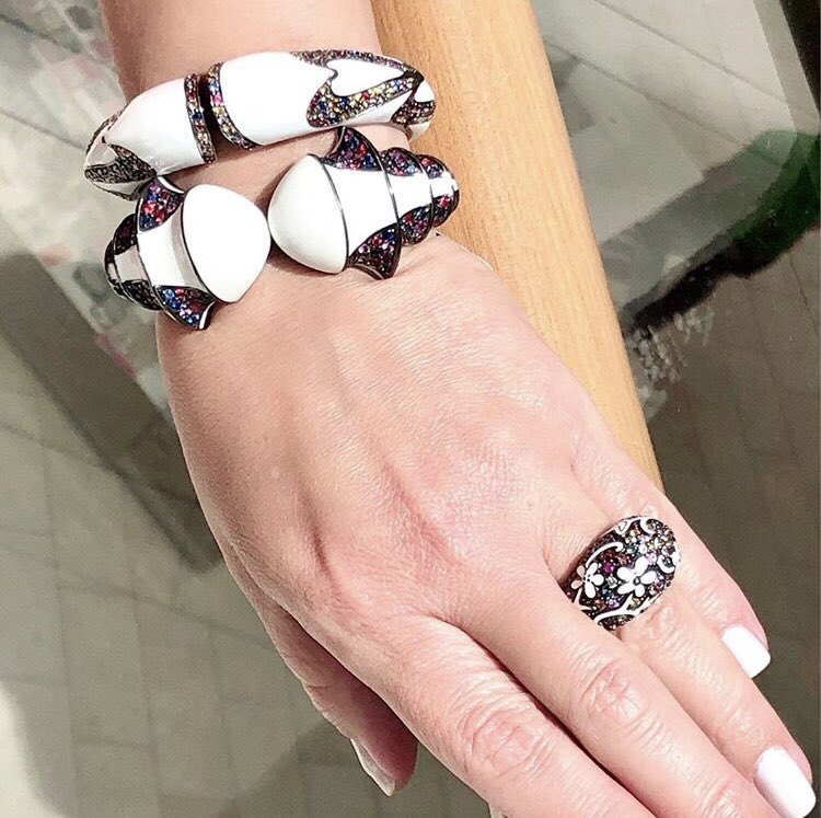 Conjunto de brazaletes y sortija en plata con esmalte blanco, de MCL disponible en Lido Jewelers, en The Mall of San Juan. (Suministrada)