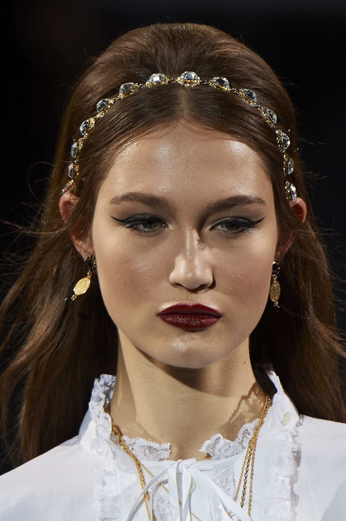 Los accesorios para el cabello siguen siendo un “must” en el otoño. Diadema en dorado y piedras, de Dolce & Gabbana. (WGSN)