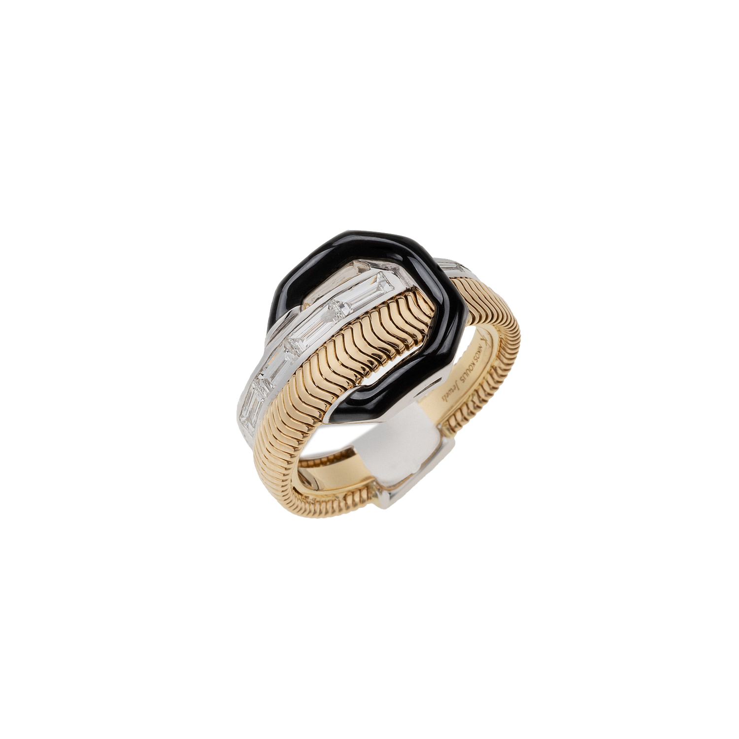 Deja que tus joyas hablen por ti. Sortija en dos tonos metálicos combinados con negro de Nikos Koulis, disponible en Reinhold Jewelers. (Suministrada)
