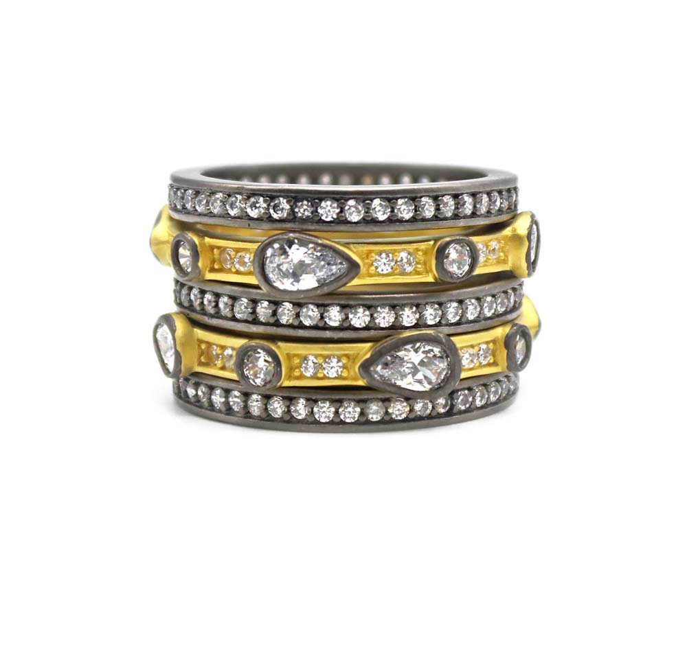 “Ring stack” - Otra tendencia del momento es llevar varios pares de un mismo accesorio y esto es lo que ofrece Letrán en este conjunto de sortijas en las que mezcla diversos materiales. La joyería está ubicada en The Mall of San Juan. (Suministrada)