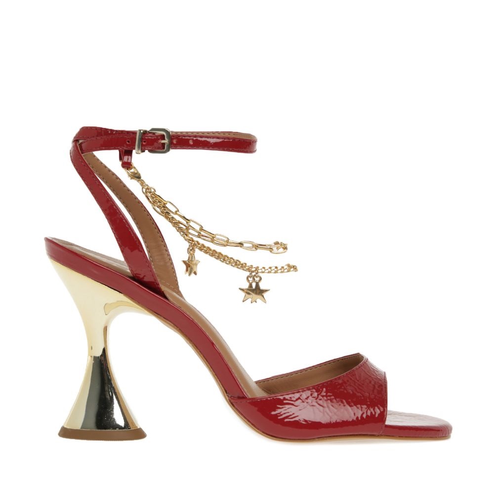 A tus pies - ¿Quieres dejara un lado la comodidad de los zapatos sin tacón o invitar a una mujer apreciada a subirse a un par de tacones? Este modelo de sandalias Arianne de Idore te ofrece una altura cómoda y moderada a la vez que tiene elementos más lujosos como la cadenita en oro con dijes que abraza el tobillo. Modelo disponible en las tiendas Novus y en www.novushoes.com (Suministrada)