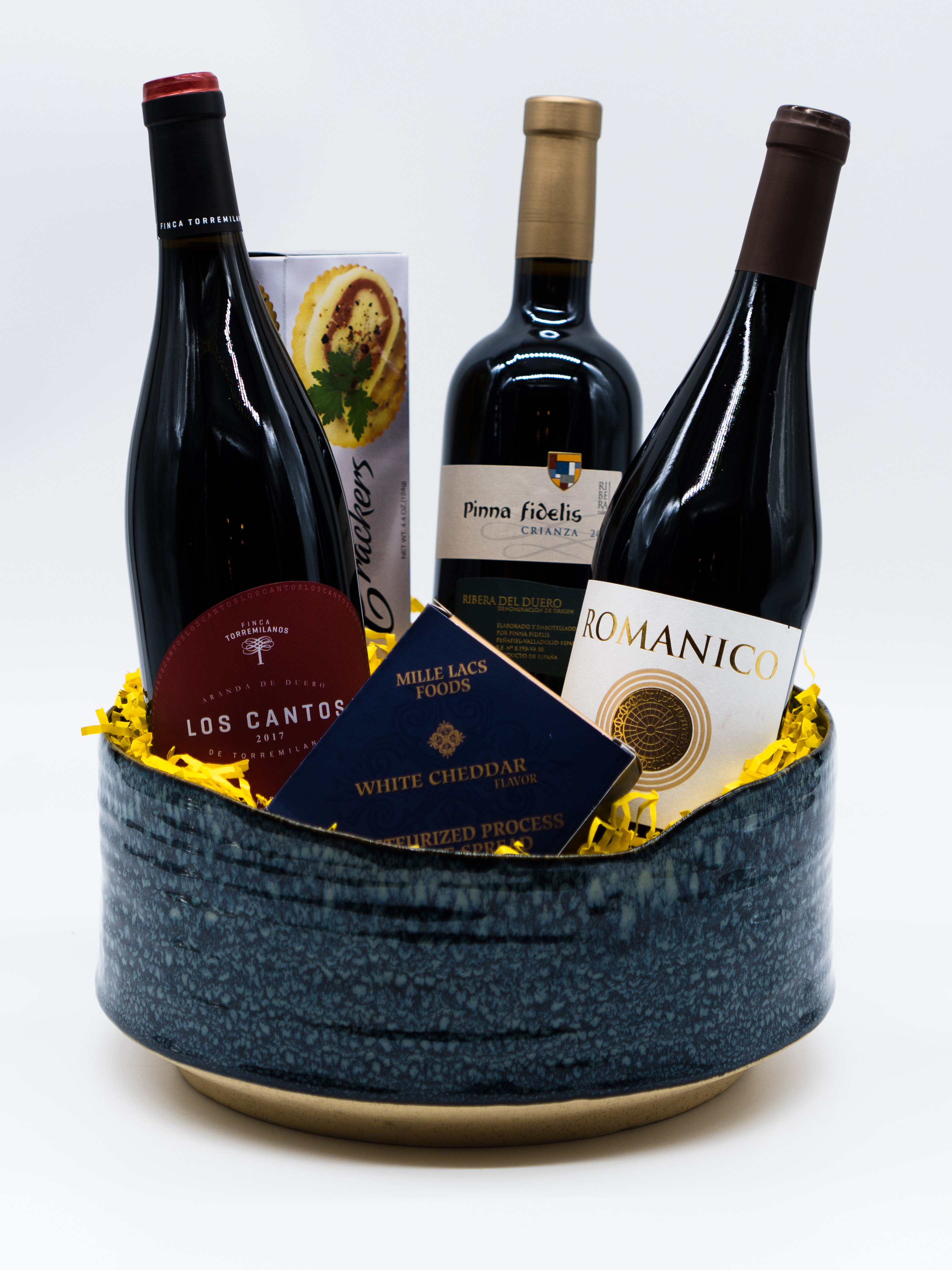 Vino para compartir - El amplio mundo vinícola cuenta con muchas opciones de acuerdo a sus preferencias. Una de ellas es este tiesto en cerámica con vinos Pinna Fidelis crianza, Romanico, Los Cantos y conservas. La consigues en La Bodega de Méndez. (Suministrada)
