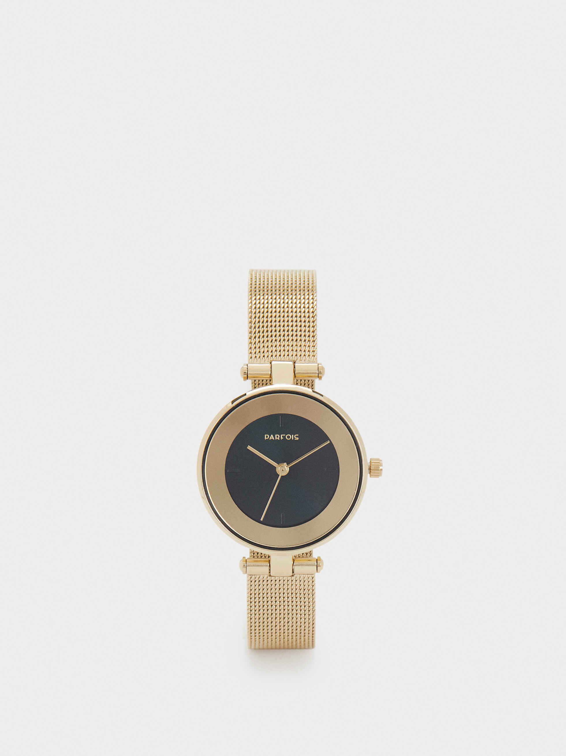 De moda el dorado - Se trata del metal que está “in” y por qué no agradar a tu ser querido con una pieza tan práctica como un reloj en el tono de moda. Consíguelo en Parfois, en San Patricio Plaza. (Suministrada)