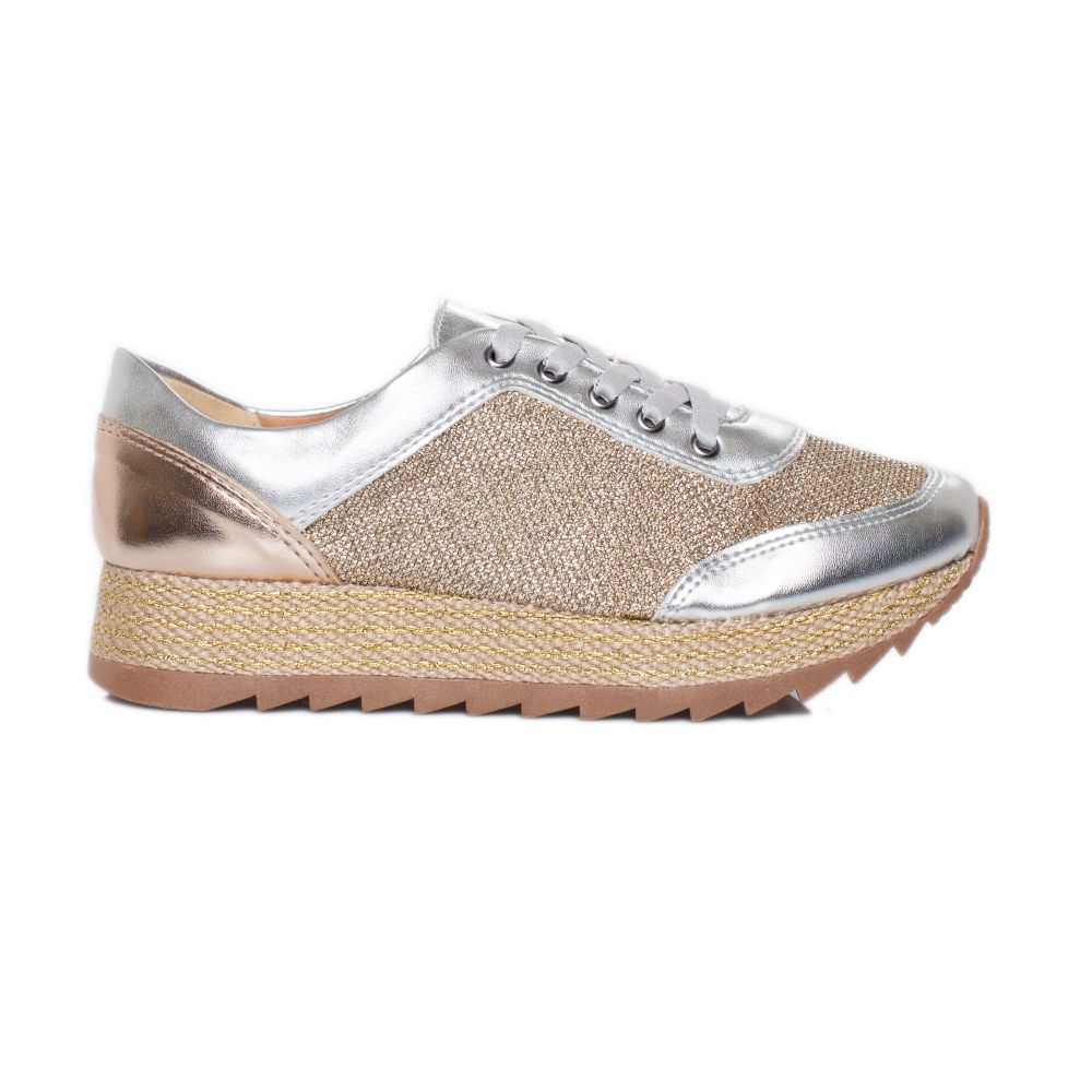 En estos tiempos la comodidad es importante, pero también el brillo y el estilo. El calzado es reflejo de esta tendencia y en este par de tenis de BKS se reúnen las características que busca la mujer moderna. (Suministrada)