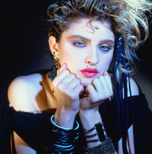 1983 - La cantante nunca le ha tenido miedo al maquillaje fuerte que acentúa sus ojos azules. (Archivo)