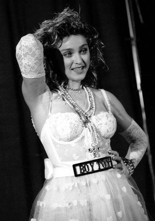 1984 - El “bustier” combinado con la falda de encaje fue un “look” que la caracterizó en los comienzos de su carrera. (Archivo)