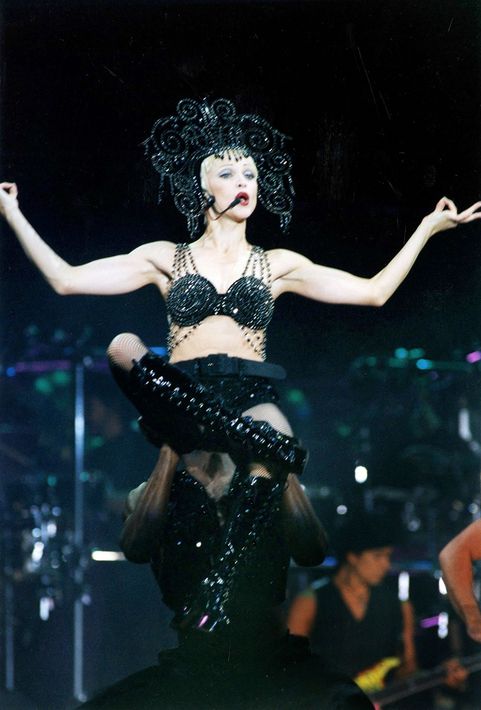 1993 - En una de las giras más importantes de la artista, “Girlie Show”. (Archivo)