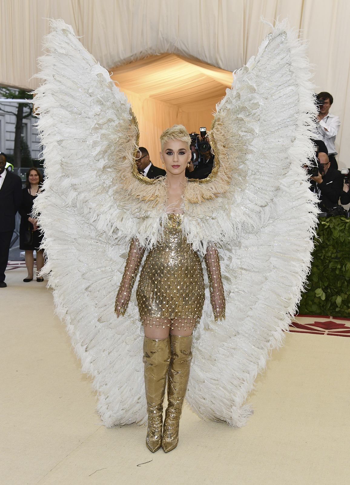 La cantante a su llegada a la apertura de la exhibición “Heavenly Bodies: Fashion and the Catholic Imagination” en el 2018, lució un modelo de la casa de moda Versace. (Foto: Archivo)