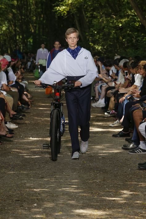 Desfile de la colección primavera-verano 2018 de Balenciaga. (WGSN)
