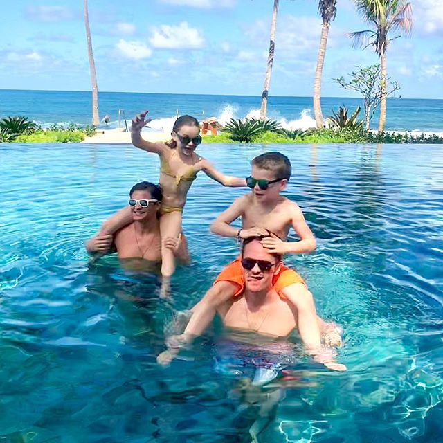Neil Patrick Harris con su esposo e hijos en el Dorado Beach Reserve