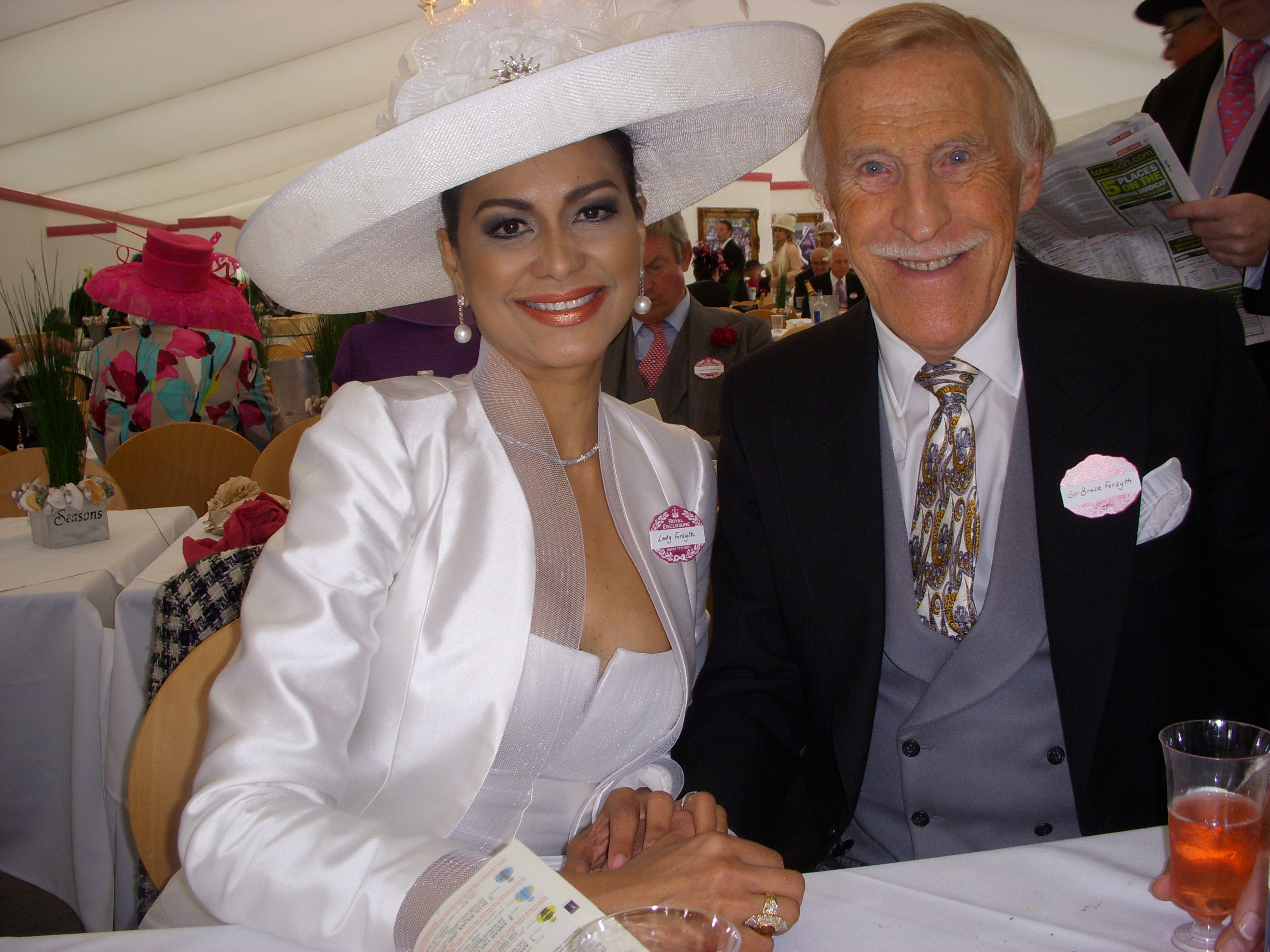 Romántico y galante eran dos de las descripciones de Wilnelia para este gran señor de la escena. (Archivo)