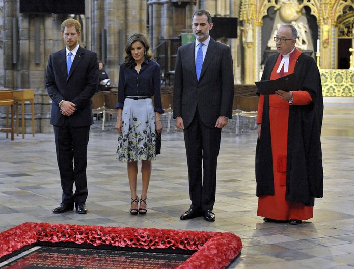 Para su visita a Westminster Abbey, la Reina lució una falda en seda con estampado floral en tonos azules de Carolina Herrera New York , con una blusa de tafetán azul, también de Herrera. (Prensa Asociada)