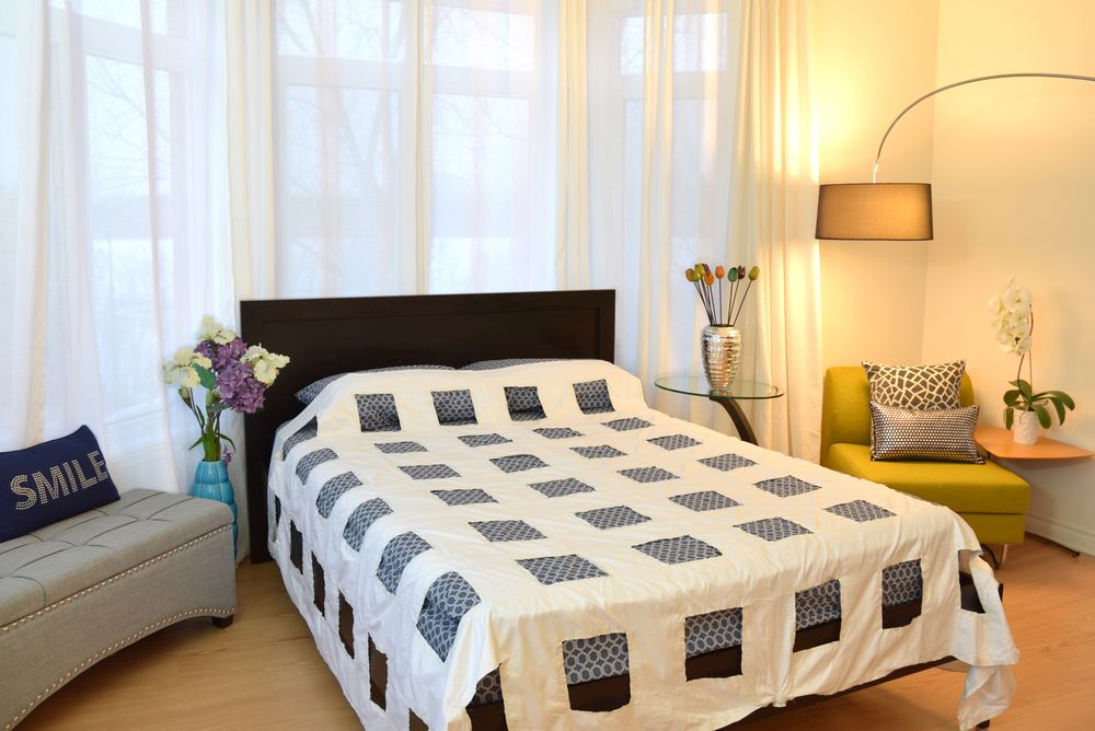 Cada lado de la lámina inflable en forma de rejilla recibe el aire acondicionado a distintas temperaturas desde una caja de control. En la imagen el sistema SmartDuvet Breeze con la colcha desinflada y colocada sobre una cama. (Foto: Samrtduvet)